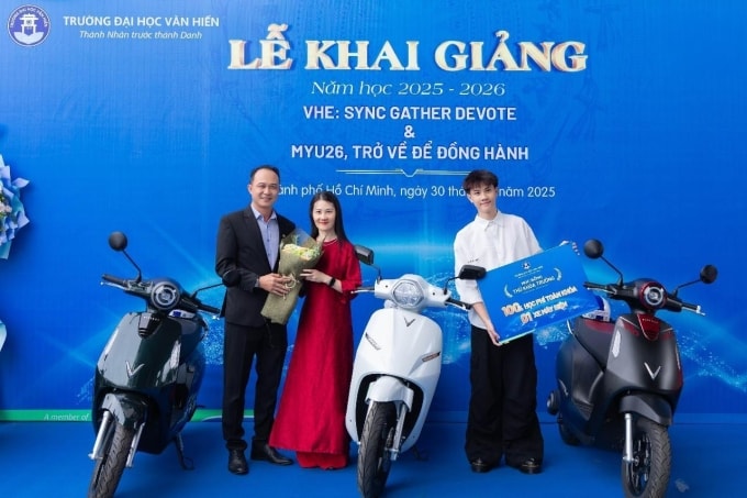 Trường Đại học Văn Hiến trao tặng học bổng tài năng và xe máy điện cho Thủ khoa trường tại lễ Khai giảng năm học 2025 – 2026. Ảnh: VHU