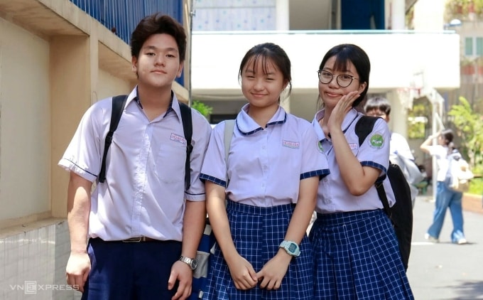 Thí sinh ra về sau khi kết thúc bài thi môn Văn, ngày 23/5. Ảnh: Lệ Nguyễn