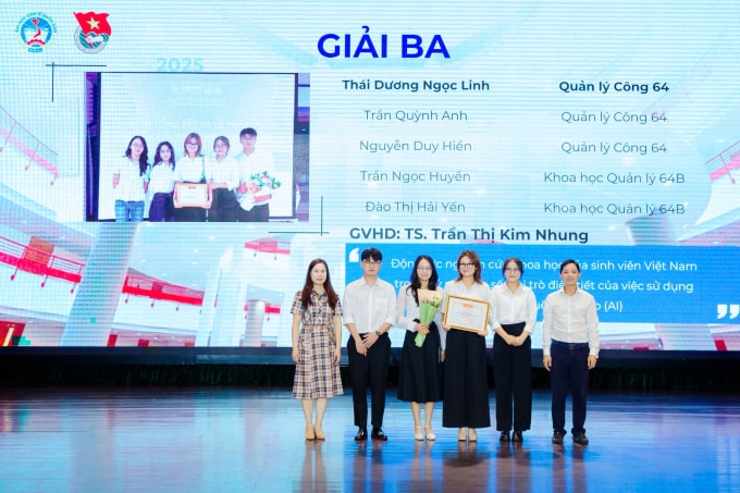 Linh và nhóm nghiên cứu đạt giải ba nghiên cứu khoa học cấp trường. Ảnh: Nhân vật cung cấp