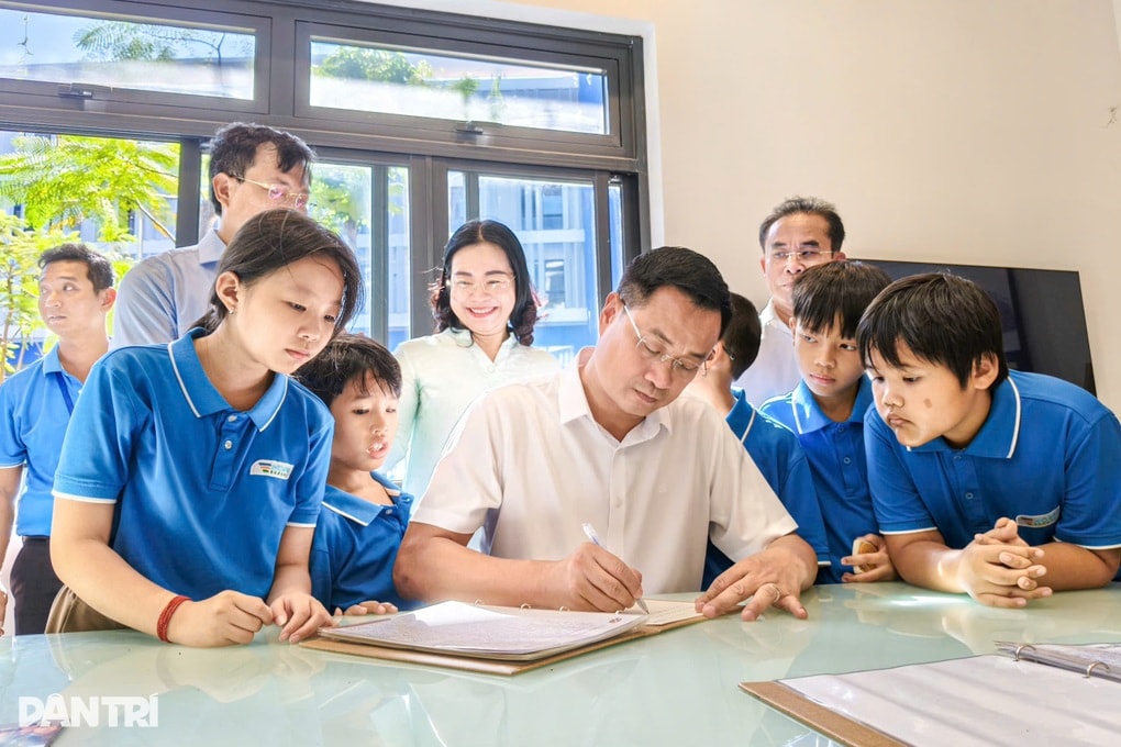 Bí thư Đà Nẵng nghẹn ngào khi thăm ngôi trường của trẻ mồ côi vì Covid-19 - 2