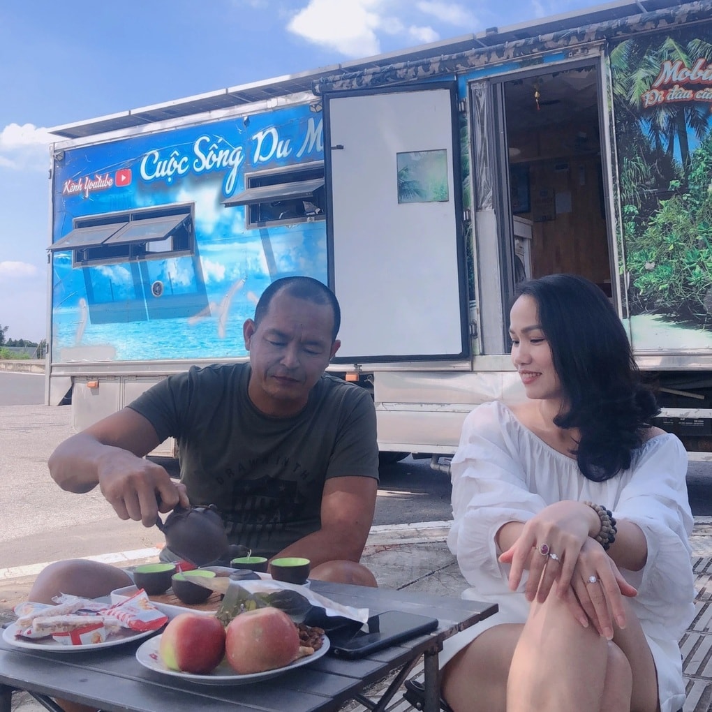 Vợ chồng Hà Nội chi 1,1 tỷ đồng làm “nhà di động”, sống trên xe suốt 5 năm - 1