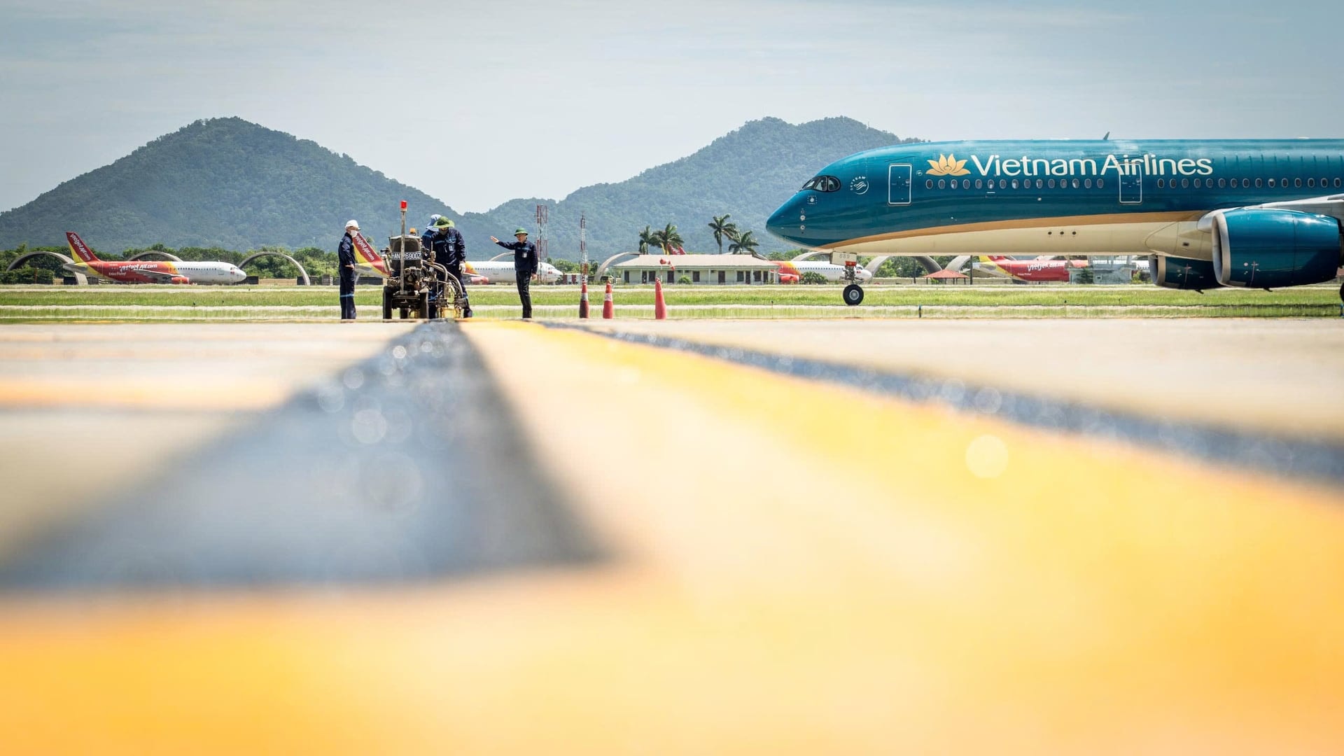 Dù dưới chân là nền nhiệt 71°C, phía trên là cái nắng cháy da, nhưng tất cả các công đoạn vẫn được triển khai tỉ mẩn, tuân thủ nghiêm ngặt quy trình an toàn.
