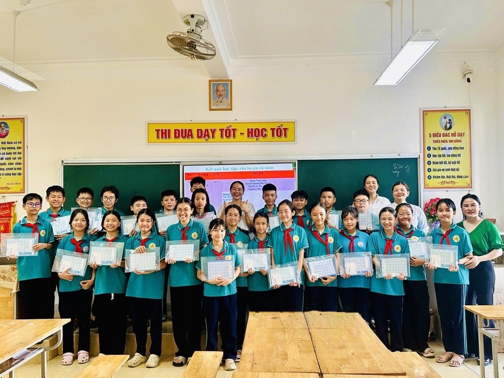 Cô giáo Nghệ An xúc động khi nhận giấy khen đặc biệt từ học trò - 2