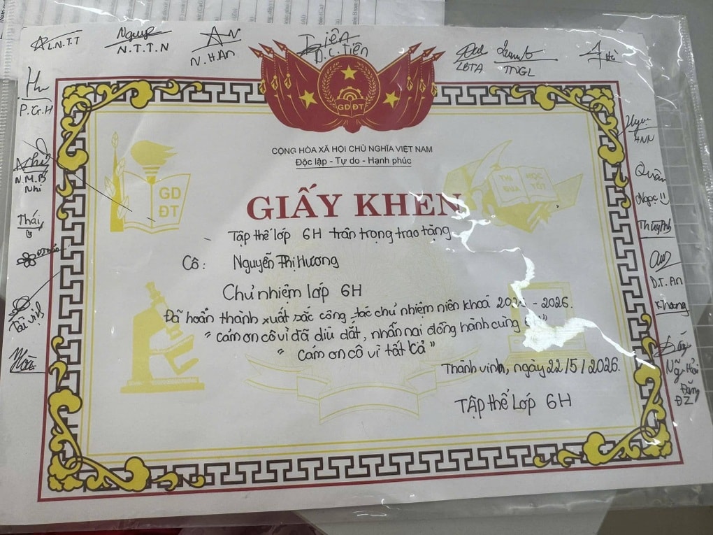 Cô giáo Nghệ An xúc động khi nhận giấy khen đặc biệt từ học trò - 1