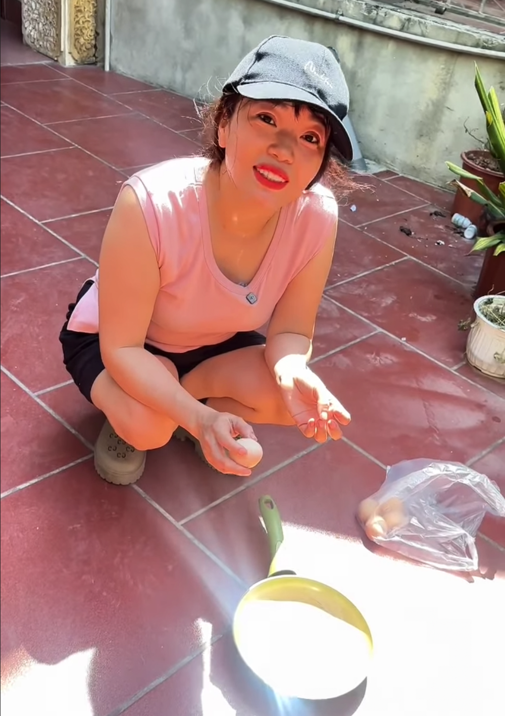 Đua nhau rán trứng dưới nắng 40 độ C, đập 3 quả không chín như trên mạng - 2