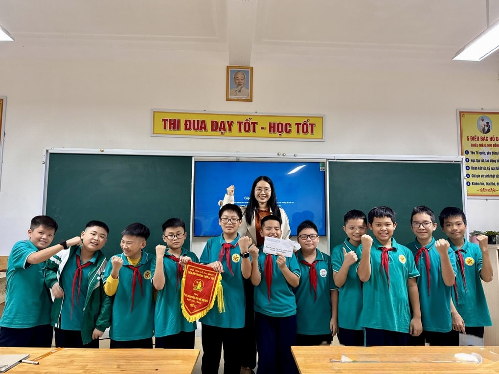 Cô giáo Nghệ An xúc động khi nhận giấy khen đặc biệt từ học trò - 3