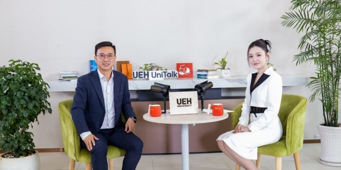 Tiến sĩ Ngô Công Khánh (trái) - Phó trưởng Khoa Tài năng kinh doanh, Trường Tài năng UEH.ISB và Á hậu 1 Miss World Việt Nam 2025 Lê Phương Khánh Như (phải) trong chương trình. Ảnh: UEH
