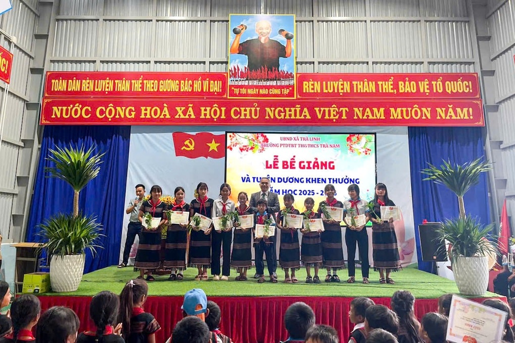 Món quà đặc biệt của học sinh giỏi ở trường vùng cao trong ngày bế giảng - 1