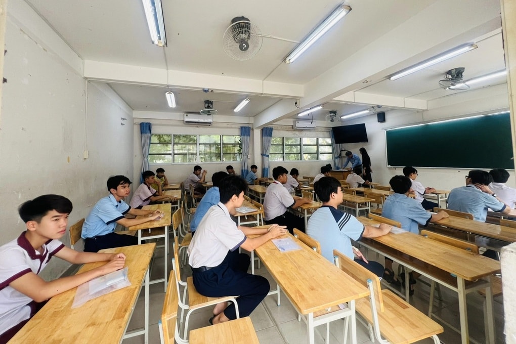 Thí sinh bất ngờ khi cả phòng thi chỉ có duy nhất một học sinh nữ - 1