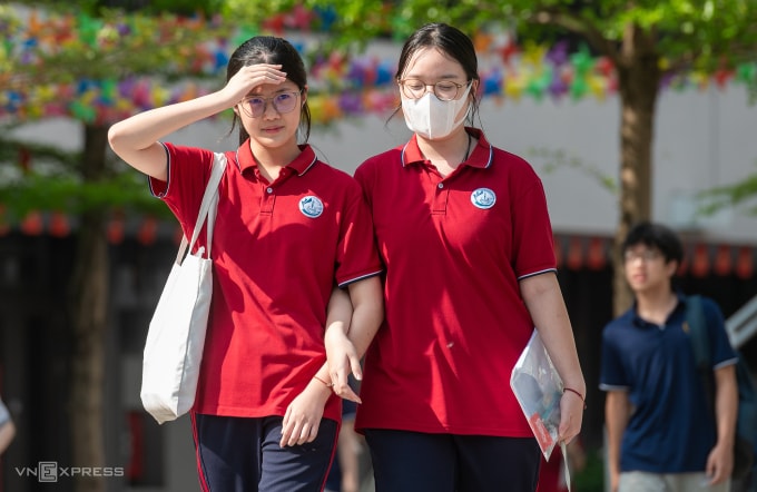 Thí sinh sau khi thi xong môn Tiếng Anh vào lớp 10 tại điểm thi trường THCS Trần Duy Hưng, Hà Nội, ngày 30/5. Ảnh: Thế Bằng