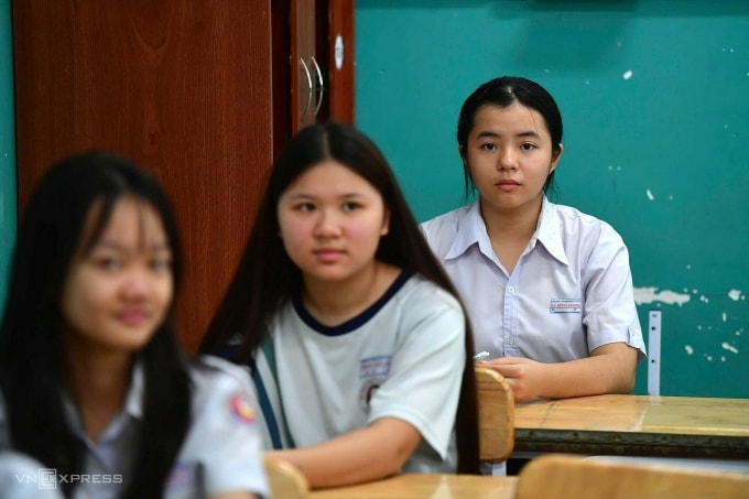 Tường Vy, học sinh trường THCS Lê Hồng Phong, đặc khu Côn Đảo, làm thủ tục dự thi lớp 10, sáng 31/5. Ảnh: Thanh Tùng