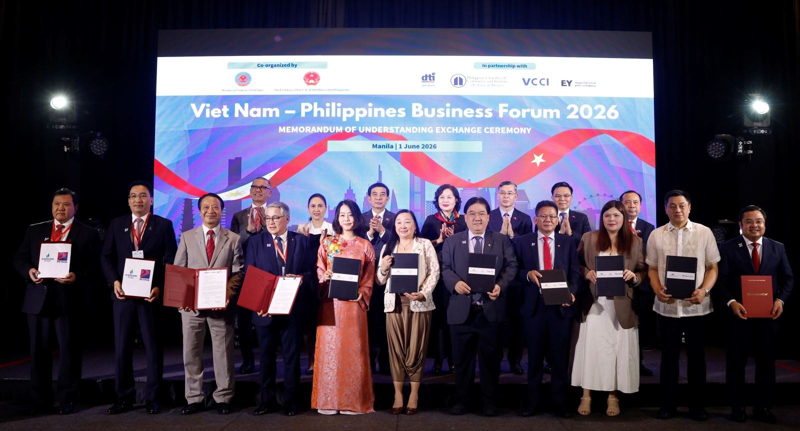 Vietnam Airlines trao đổi biên bản ghi nhớ hợp tác với các đối tác hàng không, du lịch, thương mại của Philippines...