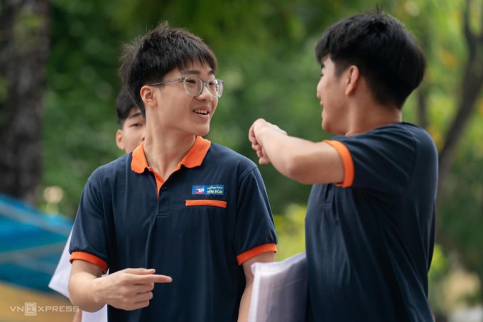 Học sinh sau khi hoàn thành bài thi môn Toán, tại trường THPT Yên Hòa, chiều 31/5. Ảnh: Hoàng Giang
