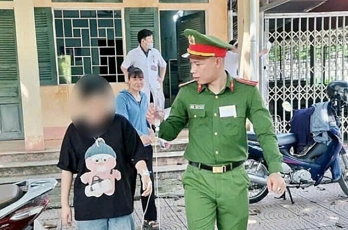 Công an xã Hợp Kim hỗ trợ đưa thí sinh đi cấp cứu. Ảnh: Công an tỉnh Phú Thọ