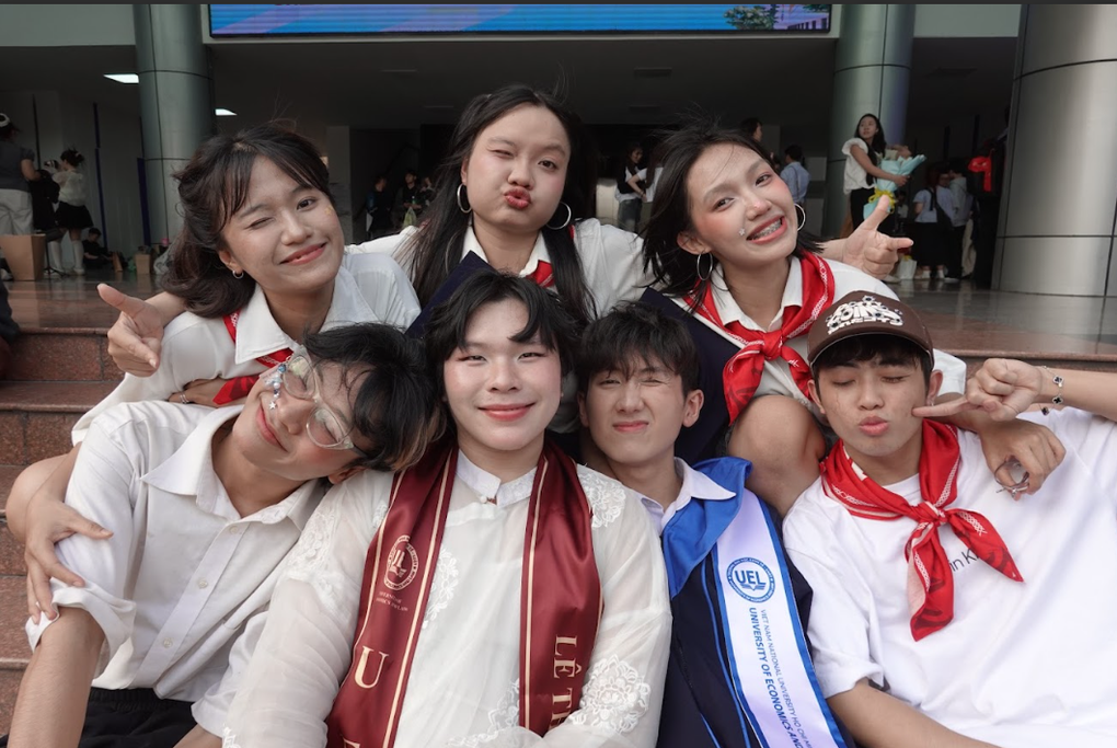 Nhận bằng cử nhân, chàng trai thuê người lên múa phụ họa - 2