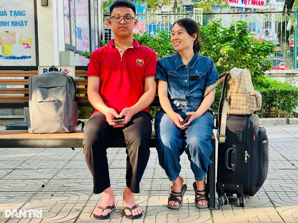 Một thí sinh bay hơn 2.000km tới Hà Nội thi vào lớp 10 chuyên Sư phạm - 1
