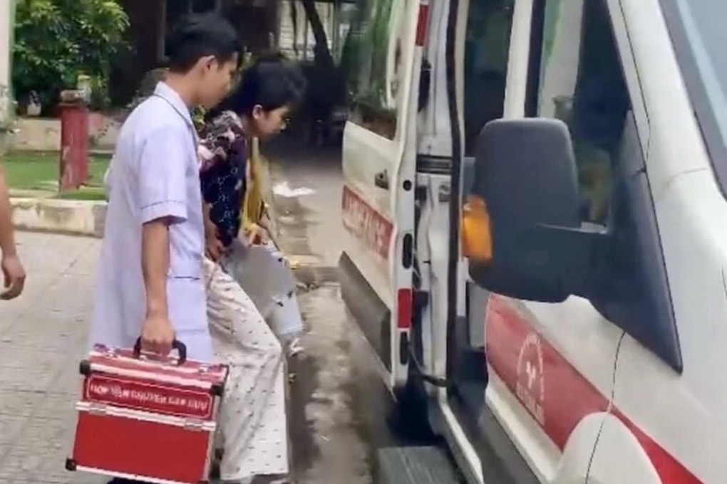 Bệnh viện điều xe cứu thương đưa đón thí sinh đi thi lớp 10 - 1