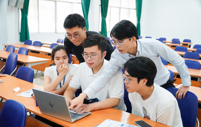 Học viên, giảng viên khoa Sinh học - Công nghệ sinh học, trường Đại học Khoa học Tự nhiên TP HCM, trao đổi trong một buổi sinh hoạt học thuật, ngày 8/5. Ảnh: HCMUS