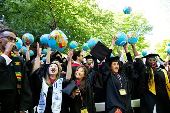 Sinh viên trường Kennedy, Đại học Harvard, trong ngày tốt nghiệp. Ảnh: Harvard Kennedy School Fanpage
