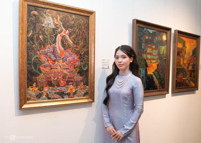 Tác giả Trần Khánh Huyền bên tác phẩm tranh sơn mài Ngẫu tiên, tại triển lãm Biên độ tương lai, chiều 6/6. Ảnh: Tùng Đinh