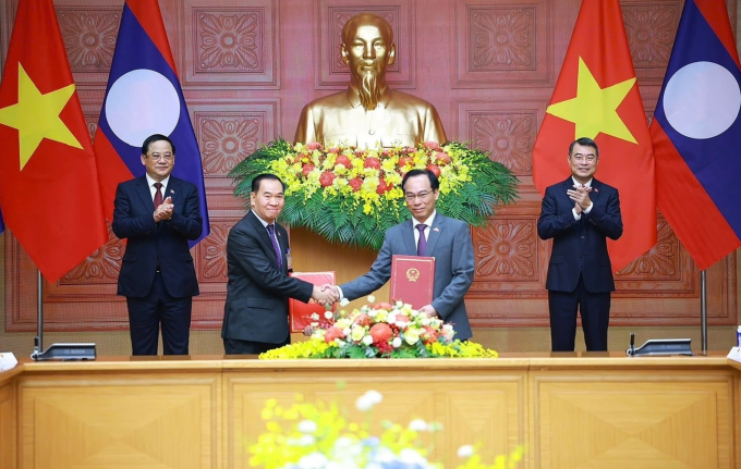 Bộ trưởng Hoàng Minh Sơn và Phó thủ tướng, Bộ trưởng Bộ Giáo dục và Thể thao Lào trao bản ghi nhớ, chiều 7/6. Ảnh: MOET