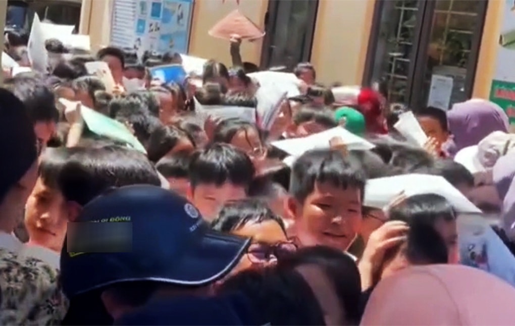 Thí sinh, phụ huynh nêm chặt trước cổng trường sau buổi thi vào lớp 6 - 1
