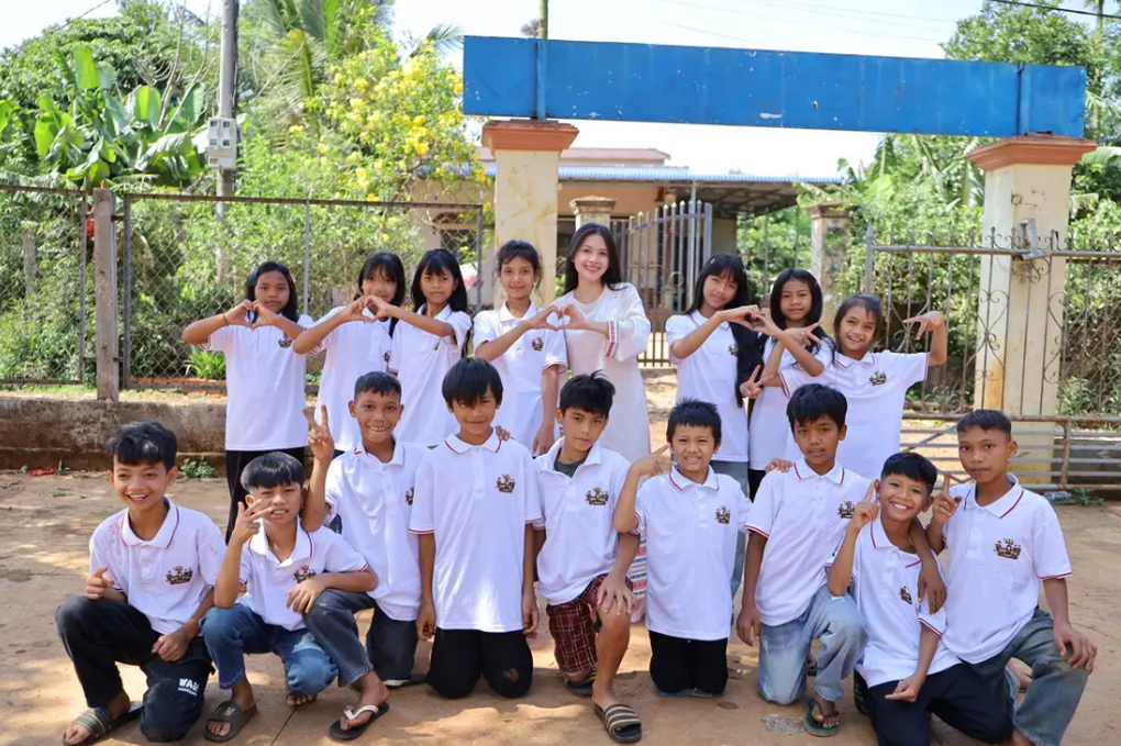 Nam sinh mặc quần rách đi nhận giấy khen, cô giáo bất ngờ làm điều xúc động - 3