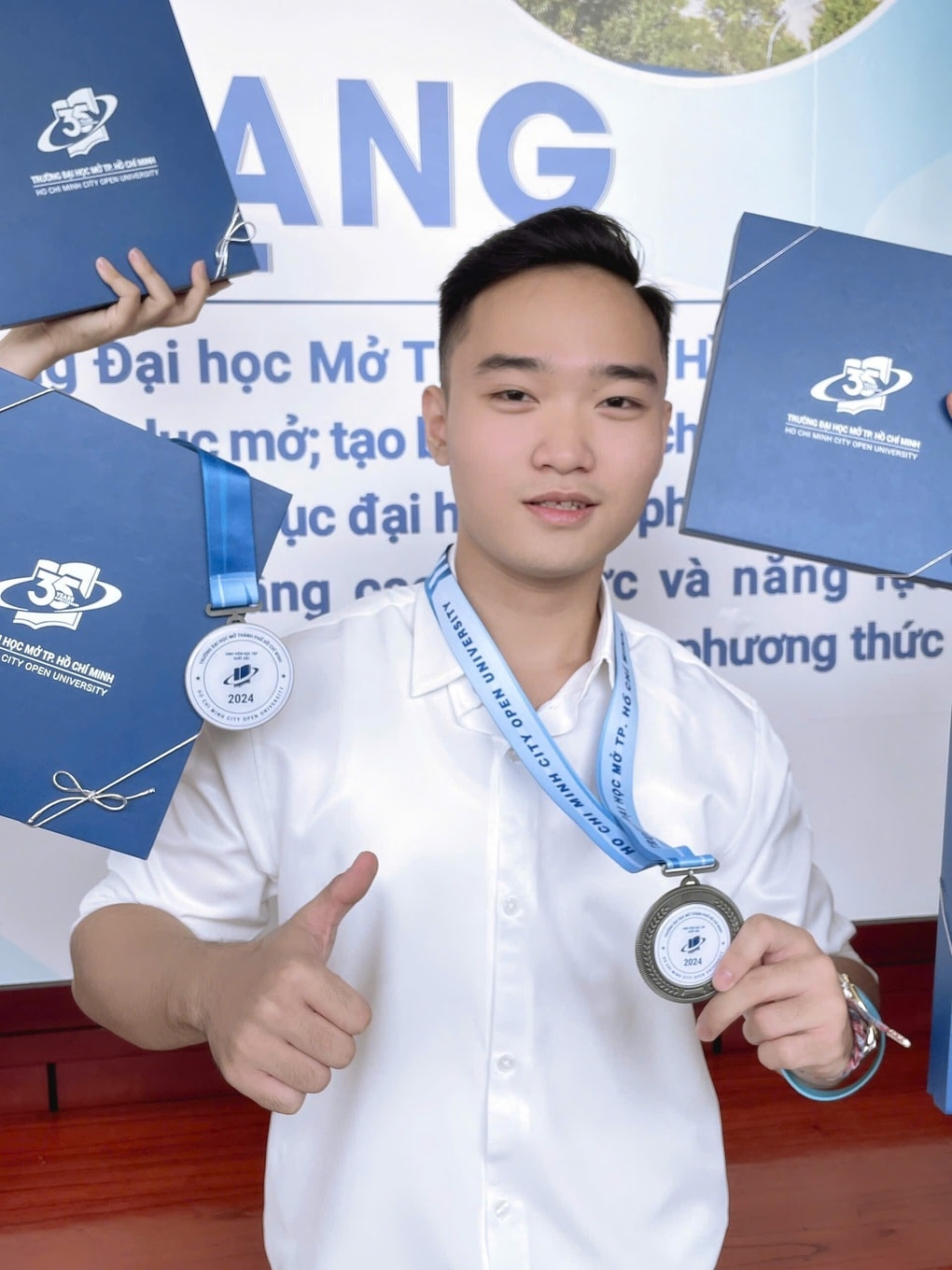 Nam sinh vừa học, vừa làm vẫn ẵm học bổng suốt 4 năm nhờ thích xin “học ké” - 1