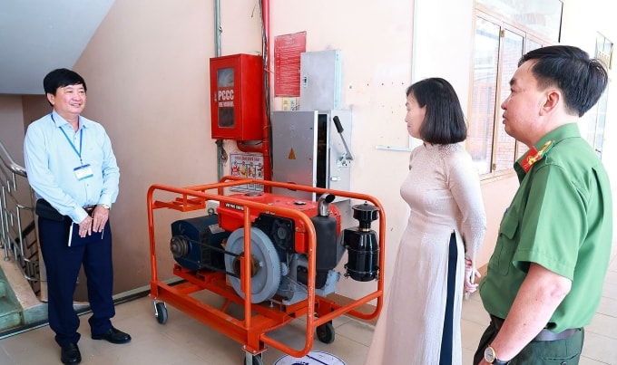 Máy phát điện dự phòng phục vụ kỳ thi tốt nghiệp THPT tại điểm thi THPT Ngô Quyền, Đồng Nai. Ảnh: Công Nghĩa/Báo Đồng Nai Online
