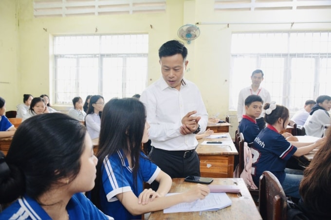 Thứ trưởng Giáo dục và Đào tạo Lê Quân kiểm tra công tác chuẩn bị thi tốt nghiệp THPT tại Cần Thơ đầu tháng 6. Ảnh: MOET