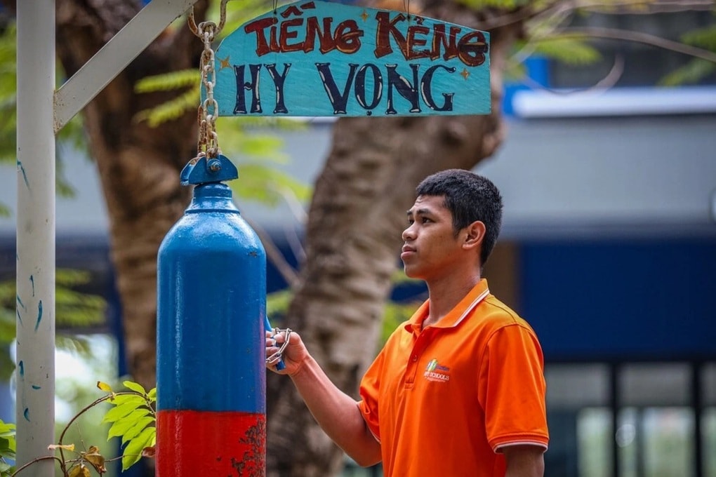 Tiếng kẻng hy vọng của nam sinh mất cha vì Covid-19, suýt dang dở việc học - 1