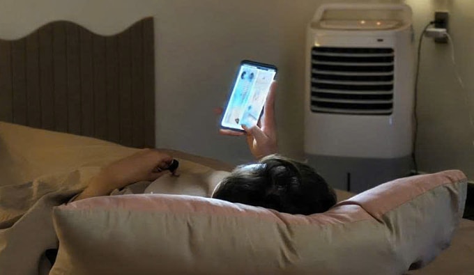 Một thế lực vô hình nào đó vẫn giữ chặt Nam lại với chiếc màn hình dù cơ thể rệu rã. Ảnh: Nhân vật cung cấp