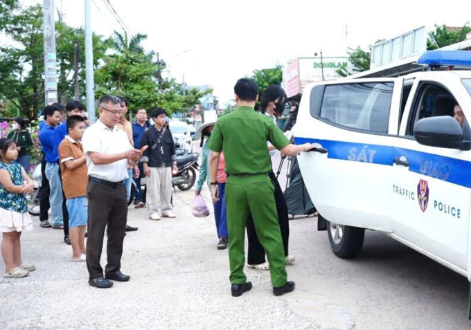 CSGT dùng xe chuyên dụng chở thí sinh đến điểm thi. Ảnh: Công an xã Thăng An