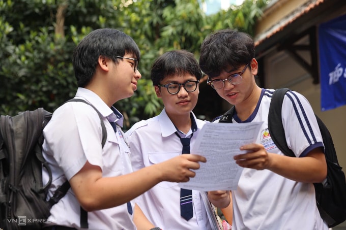 Thí sinh TP HCM sau giờ thi môn Văn tại trường THPT Lê Quý Đôn, sáng 11/6. Ảnh: Quỳnh Trần