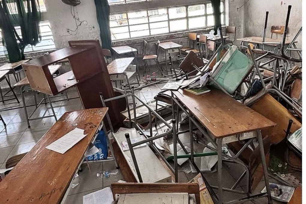 Nhóm học sinh ném bàn ghế làm tan hoang phòng học ở TPHCM - 1
