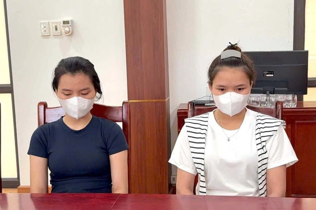 Hai thiếu nữ vi phạm giao thông, chở cháu bé ngồi vắt vẻo trên xe máy - 2