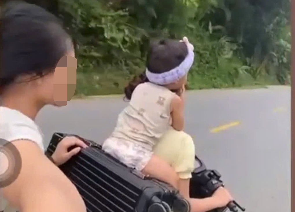 Hai thiếu nữ vi phạm giao thông, chở cháu bé ngồi vắt vẻo trên xe máy - 1