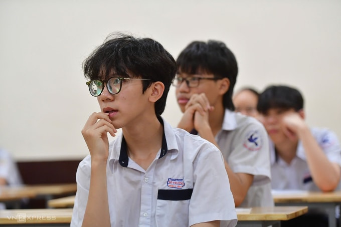Thí sinh TP HCM dự thi vào lớp 10 công lập, ngày 31/5. Ảnh: Thanh Tùng
