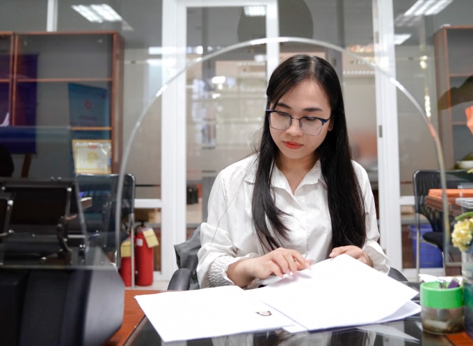 Công chức làm việc tại bộ phận một cửa, Trung tâm Hành chính TP Đà Nẵng, tháng 3/2025. Ảnh: Nguyễn Đông