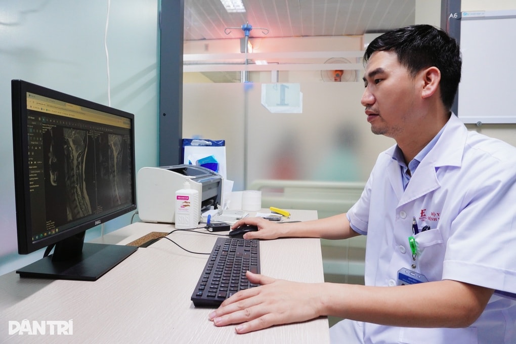 Gen Z biến dạng cột sống cổ vì thói quen không rời màn hình - 3