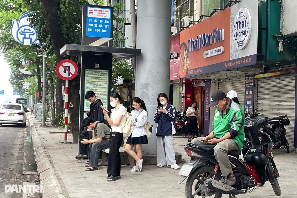 Gen Z biến dạng cột sống cổ vì thói quen không rời màn hình - 1