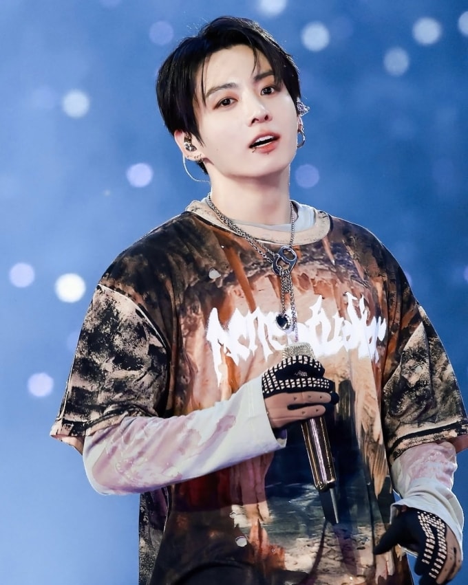 Jungkook phối layer hai kiểu áo in loang màu cùng quần jeans của thương hiệu Việt. Ảnh: Instagram goldenmagnae