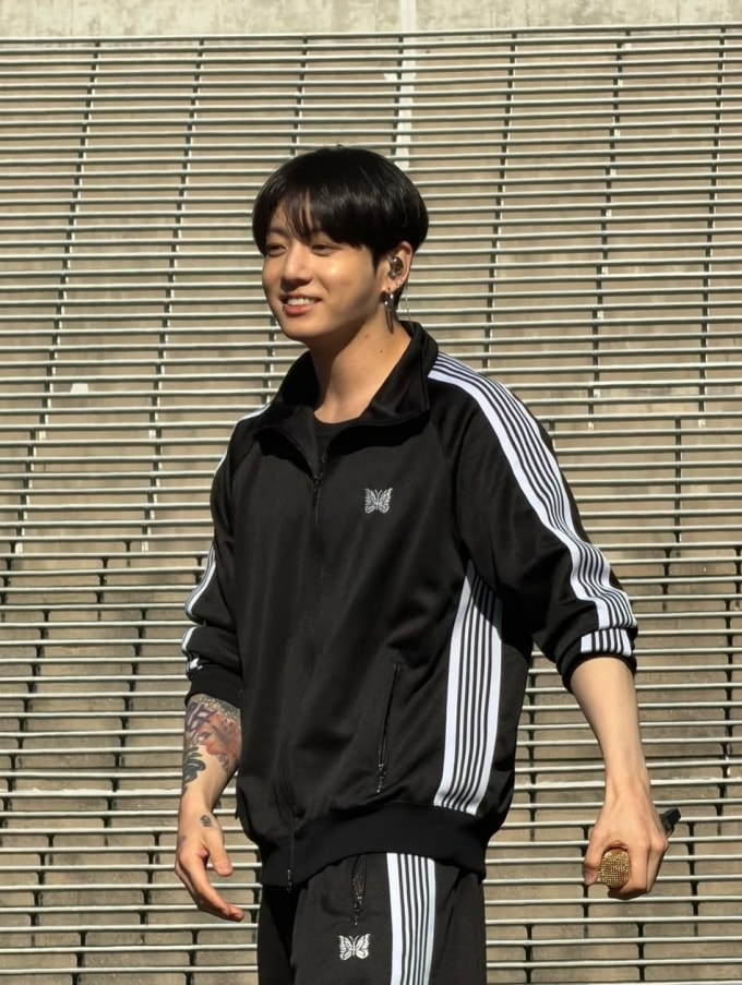 Jungkook mặc tracksuit ở buổi tổng duyệt. Ảnh: Instagram jeonggukgurll