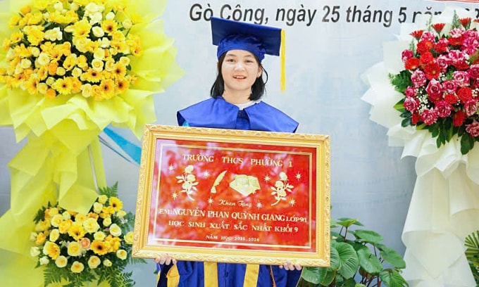 Quỳnh Giang nhận khen thưởng cho học sinh có thành tích xuất sắc tại trường THCS Phường 1, Đồng Tháp. Ảnh: Gia đình cung cấp