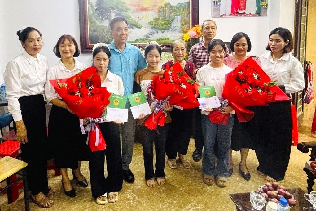 Gia đình có 3 con gái sinh 3 cùng đỗ trường chuyên danh tiếng - 1