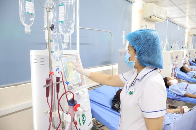 Nhân viên y tế Hà Nội theo dõi bệnh nhân chạy thận. Ảnh: Diệu Linh