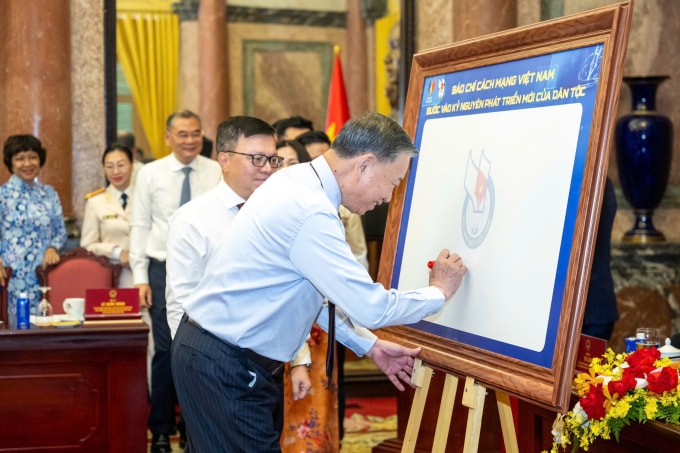 Tổng Bí thư, Chủ tịch nước Tô Lâm cùng 101 nhà báo tiêu biểu thực hiện Nghi thức ký tên lưu niệm trên tấm bảng biểu trưng kỷ niệm 101 năm Ngày Báo chí Cách mạng Việt Nam. Ảnh: Nguyên Phong