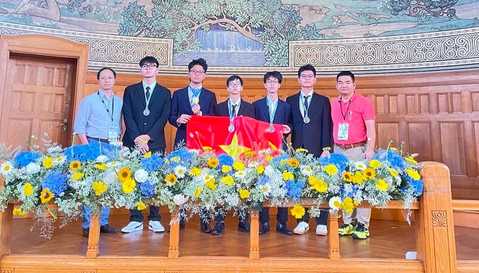 5 học sinh thi EuPhO 2026 cùng các thầy trưởng, phó đoàn. Ảnh: Nhân vật cung cấp