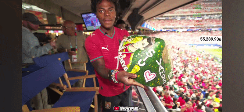 Nam YouTuber nổi tiếng thế giới cầm nón lá Việt cổ vũ ở World Cup gây sốt - 2
