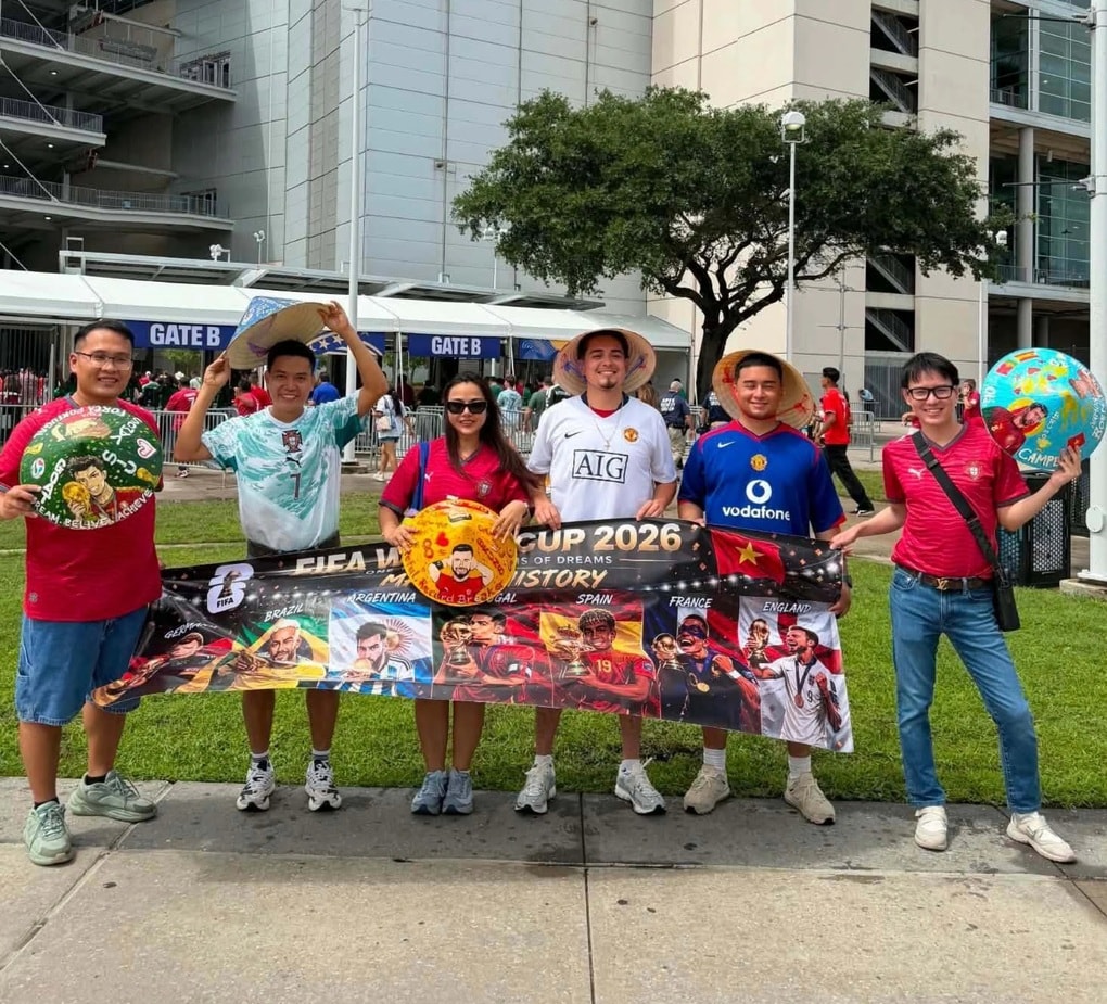 Nam YouTuber nổi tiếng thế giới cầm nón lá Việt cổ vũ ở World Cup gây sốt - 3
